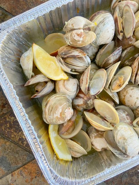 Beer-Steamed Clams | Johanny's Kitchen Steamed Clams On The Grill, Beer Steamed Clams, Drunken Clams Recipe, Clams On The Grill, How To Cook Clams, Clam Recipe, Steamed Clams Recipe, Grilling Seafood, Steamer Clams