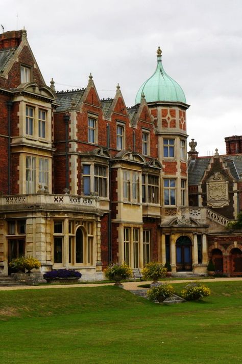 Sandringham House, Norfolk / England (by Mark). Tudor Exterior, Courtyard Homes, Sandringham House, British Homes, Sandringham Estate, Norfolk Uk, English Houses, English Manor Houses, Norfolk England