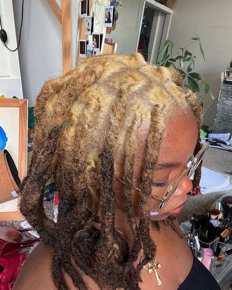 Green And Blonde Locs Black Women, Dyed Roots On Locs, Bleach Locs Black Women, Dyed Locs Skunk Stripe, Dreadlocks Dyed Black Women, Aesthetic Selfie Poses, Fairycore Hair, Girl Locs, Loc Inspiration