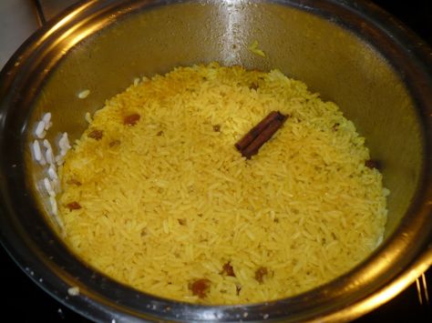 African Yellow Rice, Family Gathering Food, Raisins Recipe, South African Food, Yellow Rice Recipes, Ethiopian Cuisine, Raisin Recipes, Pilaf Recipes, Latin American Recipes