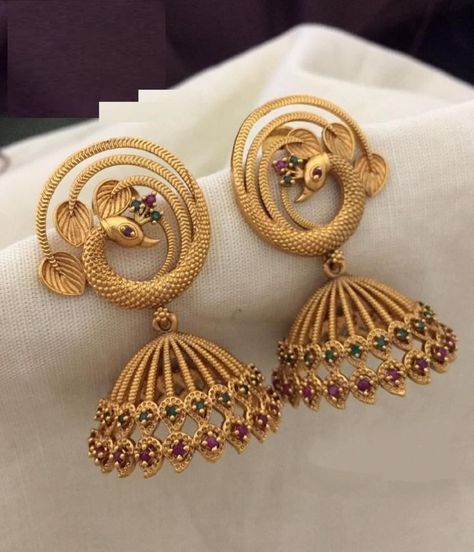 Jumkha Earrings Gold Jewellery Designs, Gold Classy Earrings, Antique Gold Earrings Designs For Wedding, Earings Design Gold Indian Jhumka, Gold Jhumka Earrings Bridal Antique, Jumar Earrings Gold, Golden Jhumkas Indian Designers, Antique Jhumkas Gold Temple Jewellery, South Indian Jewellery Jhumkas