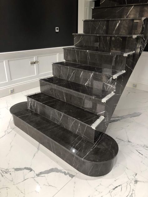 Awesome Granite Staircase Designs - Engineering Discoveries Stairs Tiles Design, Granite Stairs, Tiled Staircase, درج السلم, Marble Flooring Design, Staircase Design Modern, Marble Staircase, Stairs Design Interior, Escalier Design