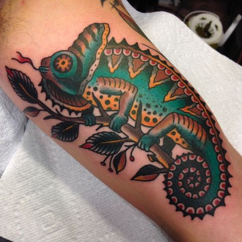 Traditional Chameleon by Matthew Houston. Gastown Tattoo. Vancouver, BC, Canada. - Imgur Best Traditional Tattoos, Chameleon Tattoo, Lizard Tattoo, Traditional Tattoo Inspiration, Tattoo Old School, Geniale Tattoos, Old School Tattoo Designs, Traditional Tattoo Art, Classic Tattoo