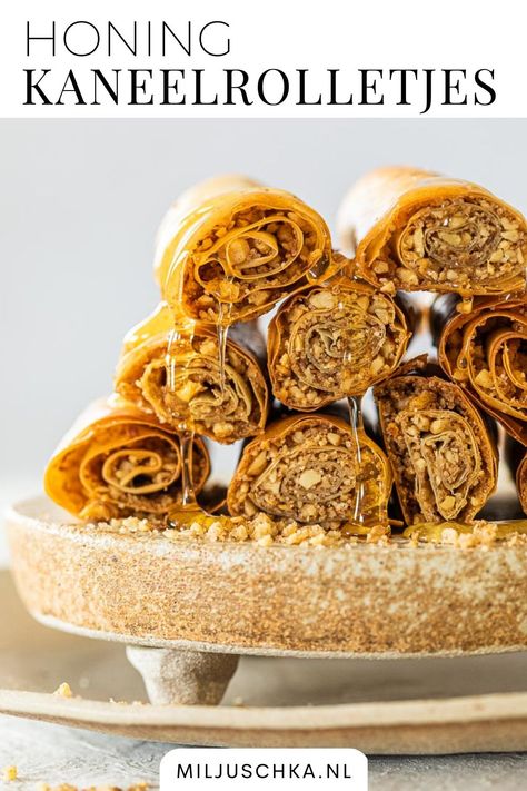 Honing kaneelrolletjes, het lijkt op baklava, maar het is net een andere variatie op de Turkse zoete lekkernij. Deze rolletjes maak je met filodeeg, net als bij baklava, maar dan met minder plakjes. Tussen het deeg zit een walnotenmengsel met kaneel en honingsaus. Lekker als dessert of bij een kopje koffie. Je vindt dit recept op mijn website Miljuschka.nl | #Miljuschka | Zoet recepten | Tussendoortje | Bakrecept | Miljuschka's bakrecepten Cold Cake, Cinnamon Buns, Baklava, Sweets Desserts, High Tea, No Bake Desserts, Pita, Cake Desserts, Cooking And Baking