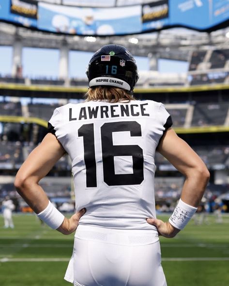 Nfl Jaguars, Football Poses, Trevor Lawrence, Football Pants, Lycra Men, American Football Players, Football Nfl, Football Boys, Jacksonville Jaguars