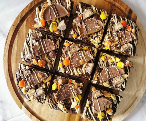 Reese's Brownies - Gills Bakes and Cakes Reese's Brownies, Reeses Brownies, White Chocolate Blondies, Cookie Dough Brownies, Brownies Recipes, Chocolate Chip Brownies, Reeses Cups, Square Recipes, Blondies Recipe