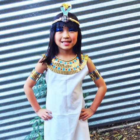 18 Costumes to Make from a Pillowcase | About Family Crafts Diy Cleopatra, Mummy Costumes, Teen Costumes, Costumes Homemade, Homemade Mermaid Costumes, Native American Halloween Costume, Traje Cowgirl, Cleopatra Halloween Costume, Diy Fantasia