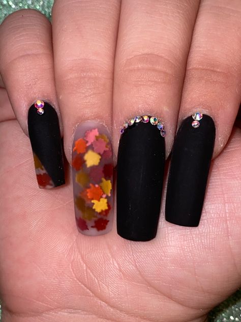 Black Nails With Fall Leaves, Nails With Fall Leaves, Black Fall Nails Designs, Nail Color Fall, Fall Nails Trendy, Nail Designs Fall, Fall Nail Color, Fall Acrylic, Fall Nail Ideas