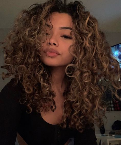 Curly Hair W Layers, Curly Summer Hair Color, Long Curly Hair Color Ideas, Curly Hair Dye Ideas, Mrs Bella, Curly Hair Ideas, Tweed Fashion, Dyed Curly Hair, Highlights Curly Hair