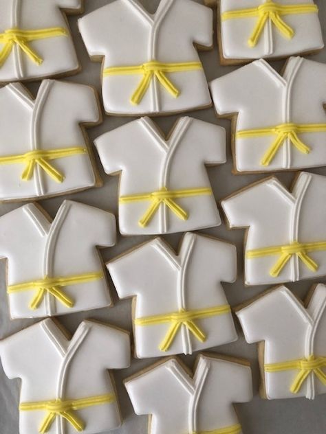 Karate Cookies Decorated, Taekwondo Cookies, Karate Cookies, Ninja Cookies, Sport Cookies, Karate Photos, Karate Cake, Martial Arts Birthday, New Years Cookies