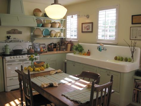 Farm Kitchen Ideas, Trendy Farmhouse, Old Fashioned Kitchen, Vintage Farmhouse Kitchen, Cottage Kitchens, Farm Kitchen, Kitchen Farmhouse, Old Kitchen, Table Vintage