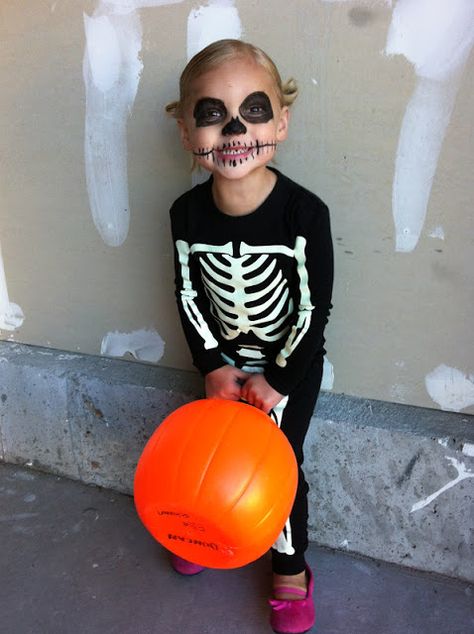 Halloween Festivities Skeleton Makeup Kids, Vampyr Smink, Easy Skeleton Makeup, Disfarces Halloween, Halloween Skeleton Makeup, Halloween Makeup For Kids, Maquillage Halloween Simple, Toddler Boy Halloween Costumes, Halloweenský Makeup