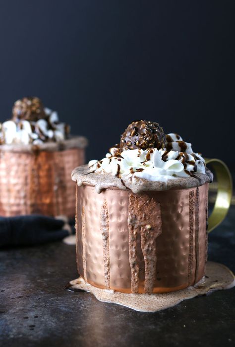 Nutella and Ferrero Rocher candies go so well together. That's why I combined them in this Nutella Ferrer Rocher milkshake. Ferrero Rocher Milkshake, Ferror Rocher, Nutella Milkshake, Milkshake Recipes, S'mores, Ferrero Rocher, Milkshakes, Dessert Drinks, Frozen Treats