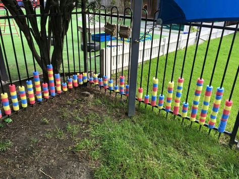 Fence decorating School Fence Decorations, Playground Fence Ideas, Reggio Playground, Playground Fence, Outdoor Fence Decor, Fence Weaving, Childrens Furniture Design, Eyfs Outdoor Area, Wall Games