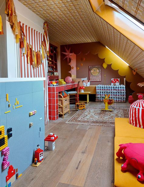 FLINT'S ECLECTIC ROOM FROM HOLLAND - Kids Interiors Kids Loft Room, Open Ended Playroom, Kids Arts And Crafts Room, Colourful Childrens Bedroom, Colorful Childrens Room, Indoor Trampoline Playroom, Kids Room Colorful, Children’s Room, Kid Room Mural