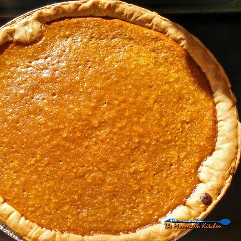 Fresh pumpkin makes this homemade pumpkin pie traditional, rich, creamy, smooth and velvety with warm spices and a hint of molasses. Pumpkin Pie Easy, Homemade Pumpkin Pie Recipe, Pie Homemade, Sallys Baking, Mountain Kitchen, Pie Easy, Fresh Pumpkin, Homemade Pumpkin Pie, French Dip Sandwich