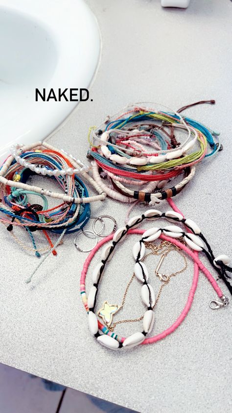 Summer Jewelry Aesthetic Bracelet, Boho Surfer Aesthetic, Preppy Pura Vida Bracelets, Pura Vida Bracelets Stacked, Beach Girl Jewelry, Beach Aesthetic Jewelry, Pura Vida Bracelets Aesthetic, Beachy Jewelry Aesthetic, Beach Bracelets Aesthetic