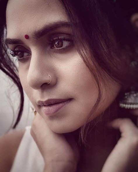 Nose Pin For Round Face, Nose Pierce, Nose Piercing Indian, Indian Nose Piercing, Nose Peircing, Amruta Khanvilkar, Cute Nose Rings, Indian Eyes, Marathi Actress