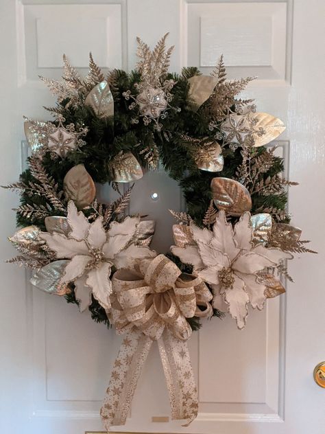 Champagne And White Christmas Decor, Christmas Wreath White And Gold, White And Gold Christmas Wreath, Champagne Christmas Wreath, Champagne Christmas Decorations, Christmas Wreath Gold, Christmas Wreaths Elegant, Diy Christmas Wreath Ornaments, Gold Christmas Wreath