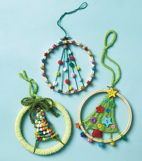 How To Make A Christmas Tree Weaving Hoop Christmas Fiber Art, Weaving Christmas Ornaments, Christmas Dorset Buttons, Christmas Weaving Projects, Embroidery Hoop Christmas Crafts, Tree Weaving, Hoop Crafts, Embroidery Hoop Crafts, Dorset Buttons