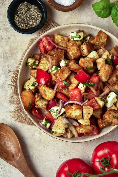 Bread Salad Recipe, Italian Bread Salad, Easy Bbq Side Dishes, Panzanella Salad Recipe, Salad Italian, Bbq Side Dish, Basil Bread, Tomatoes Mozzarella, Quick Healthy Lunch