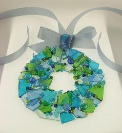 A simple yet awesome glass craft that utilizes "green" materials to make an easy to do wreath that can be used as an ornament or sun-catcher. This is a really cool craft project that takes just a few materials and just a little time to complete.... Glass Wreath, Glass Fusion Ideas, Glass Christmas Decorations, Glass Fusing Projects, Fused Glass Ornaments, Glass Craft, Glass Art Projects, Stained Glass Christmas, Sea Glass Crafts