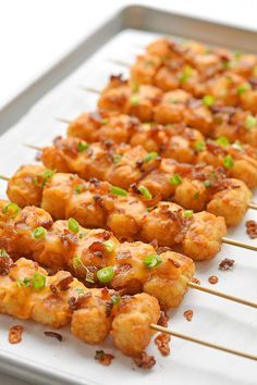 These loaded tater tot skewers are so delicious and they're really easy to make! This is such an easy appetizer recipe! It's great for game day and parties but it also makes a fun side dish for dinner. Loaded with cheese and bacon these are soooo good! Quick Grill Dinners, Easy Diy Appetizers, Bobs Burgers Themed Food, Wedding Skewers Appetizers, Savory Brunch Food, Tater Tot Appetizers For Party, Tiki Bar Appetizers, Baseball Tailgate Food, Fun Dinners To Make