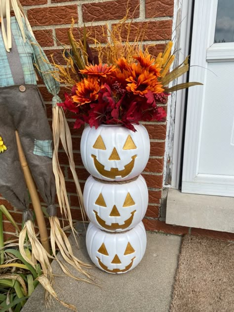 Dollar Pumpkin Bucket, Pumpkin Candy Bucket Ideas, Plastic Halloween Bucket Ideas, Painted Plastic Pumpkins Ideas, Halloween Bucket Decor, Diy Plastic Pumpkin Ideas, Pumpkin Pail Decor, Halloween Bucket Ideas, Pumpkin Pail Crafts