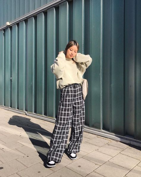 Elliqa on Instagram: “comfy today 🤍 #tapfordetails — shop my outfit: http://liketk.it/2VJKj (similar items)” Checkered Trousers Outfits, Checkered Trousers, Instagram Baddie, Trendy Fits, Baggy Trousers, My Outfit, Outfits Fall, Baggy Pant, Trend Forecasting