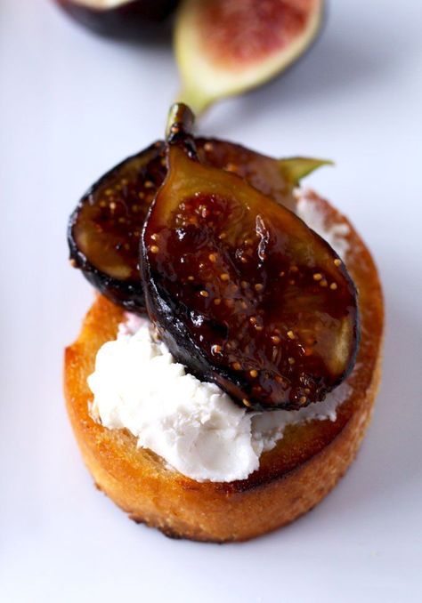 Caramelized Figs with Honey and Goat Cheese Crostini is perfect for Cheese Crostini, Goat Cheese Crostini, Crostini Appetizers, Fig Recipes, Appetizers For Party, Goat Cheese, Appetizer Snacks, Finger Foods, Food Inspiration