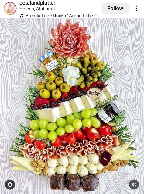 Christmas Platter Ideas, Christmas Brie, Cheeseboard Platter, Charcuterie Appetizers, Platter Ideas, Cheese And Wine, Christmas Platter, Party Food Buffet, Charcuterie Inspiration