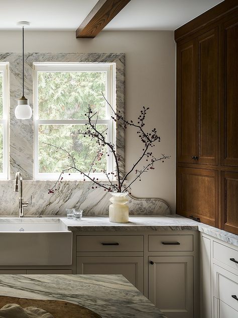 Dark-stained wood upper cabinets mixed with light-painted lowers is still a 🔥combo, and this showcase of a kitchen designed by… | Instagram Wood Upper Cabinets Painted Lower, Wood Upper Cabinets, Dark Counters, Dreamy Kitchens, Flip Ideas, European Casual, Kitchen Interior Design, Dark Wood Stain, Honed Marble