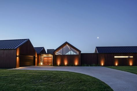 Contemporary Barn, Black Houses, Contemporary House Exterior, Exterior Color Schemes, Colorado Homes, Farmhouse Exterior, Modern Farmhouse Plans, House On A Hill, Sustainable Architecture