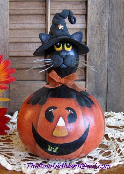 Painted Gourd by Robin at The Painted Nest. I'm drying gourds now to paint ! Can't wait to paint them. This is cute . Cat In A Pumpkin, Fall Gourds, Halloween Gourds, Gorgeous Gourds, Cookies Soft, Chocolate Pumpkin, Gourds Birdhouse, Decorative Gourds, Food Charlatan