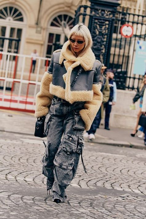 Autumn 2023 Street Fashion, Winter Nyfw Street Style, Streetstyle Paris Fashion Week 2023, Pattern Blocking Outfits, Best Street Style 2023, Street Fashion 2023 Trends Women, Fashion Week 2023 Paris, Pfw Street Style Ss23, Paris Street Fashion 2023