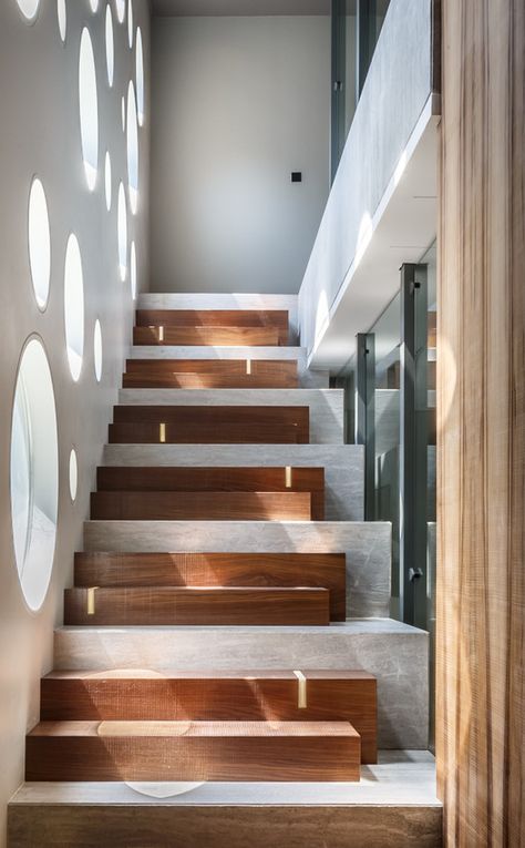 Round Windows, Stairway Lighting, Stairs Ideas, Escalier Design, Stairs Design Modern, Wooden Steps, Banda Aceh, Modern Stairs, Lan Can