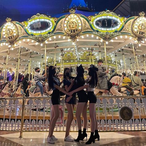 Korean Picture, Lotte World, Korea Travel, World Pictures, Disneyland, Fair Grounds, Instagram Post, Instagram Posts, Travel