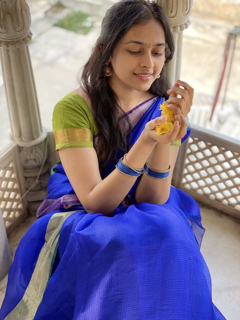 Sri Divya, Beautiful Brown Hair, Queen Images, Simple Bride, Saree Navel, Indian Sweet, Indian Actress Hot Pics, Brown Hair, Saree