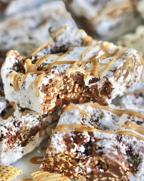 No Bake Puppy Chow Bars Puppy Chow Bars Recipe, Puppy Chow Bars, Gluten Free Puppy Chow, Chocolate Fever, Sugar Free Desserts Easy, Rice Krispie Bars, Muddy Buddies Recipe, No Bake Cookie Dough, Cinnamon Roll Cookies