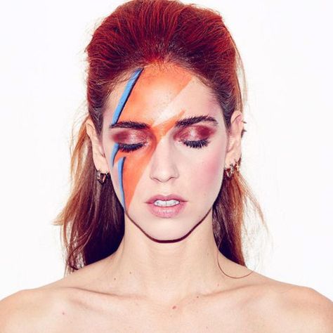 Win Halloween with this iconic and glitzy DIY David Bowie costume! David Bowie Makeup, David Bowie Costume, Meme Costume, Aladdin Sane, Diy Kostüm, The Blonde Salad, Trendy Halloween Costumes, Ziggy Stardust, Halloween Inspo