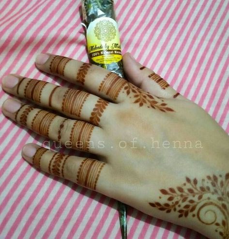 Latest Finger Mehndi Designs Unique, Mehandi Design On Fingers, Fingers Mahendi Design Latest, Pakistani Mahendi Design Hand, Back Fingers Mehndi Designs Stylish, Back Hand Mendhi Designs Unique, Mehandi Designs For Fingers Simple, Back Finger Mehndi Design, Finger Henna Designs Unique