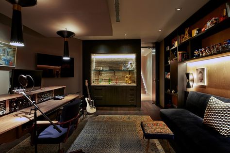 Studio Living Room, Marmol Radziner, Mark Hoppus, Old Victorian Homes, Piano Room, Famous Musicians, Studio Living, Home Studio Music, Blink 182