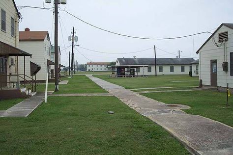 Basic Military Training barracks at Lackland AFB - 1960's. Air Force Basic Training, Military Barracks, Lackland Air Force Base, Army Basic Training, Lackland Afb, C130 Hercules, Basic Military Training, Military Relationships, Air Force Day