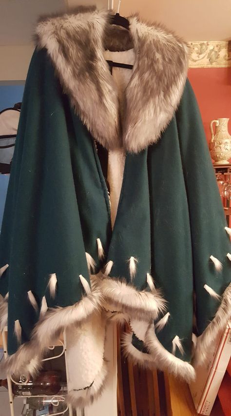 Fur Coat Fantasy Art, Elf Winter Outfit, Fur Cloak Drawing, Fur Fantasy Outfit, Fur Lined Cape, Fur Cloak Fantasy Art, Fur Clothes Drawing, Fantasy Fur Cloak, Winter Fantasy Aesthetic Outfit