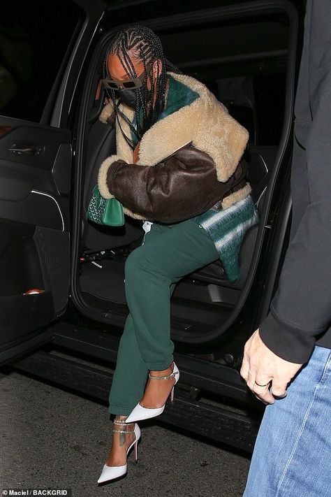 Rihanna Street Style, Looks Rihanna, Rihanna Outfits, Rihanna Looks, Rihanna Riri, Green Joggers, Rihanna Style, Rihanna Fenty, Brown And Green