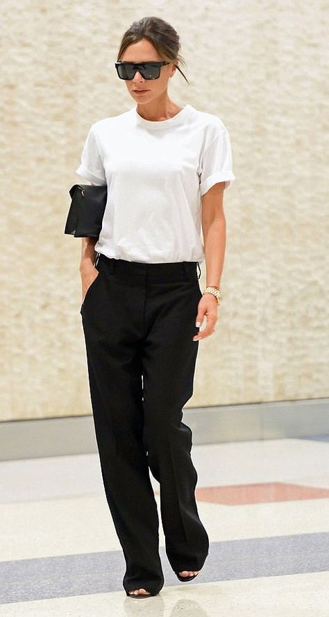 Comfortable Airport Outfit, Minimalist Moda, Fashion Infographic, Moda Do Momento, Victoria Beckham Outfits, Victoria Beckham Style, Victoria Fashion, Walking Down The Street, Trousers White