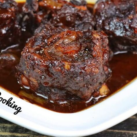 Southern Slow Cooker Oxtails Recipe - From The Queen of Soul Food Cooking Oxtail Recipes Crockpot, Oxtail Recipes Easy, Oxtails Recipe, Cooking Oxtails, Ox Tails, Thanksgiving Dinner For Two, Oxtail Recipe, Oxtail Stew, Oxtail Recipes