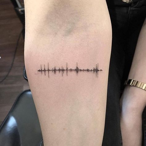 Soundwave Tattoo, Women Tattoo Placement, Sound Wave Tattoo, Pulse Tattoo, Wave Tattoo Wrist, Wörter Tattoos, Wave Tattoo, 100 Tattoo, Music Tattoo Designs