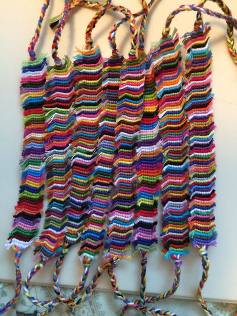 Fabulous way to use up short pieces of leftover thread! Friendship bracelet, scraps of thread going sideways, cut Friendship Bracelet Collection, Scrap Bracelet, Diy Anklet, Anklet Ideas, Diy Bracelets With String, String Bracelets, Anklet Designs, Handmade Jewlery, Friendship Bracelets Designs