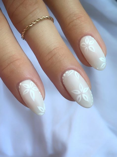 Milky White Nails With Leaves, Dainty White Flower Nails, Milky White Nails With Floral Design, White Nail Accent Design, Silver Floral Nails, Creamy White Nails With Designs, Fancy White Nail Designs, Cream Flower Nails, Milky White Floral Nails